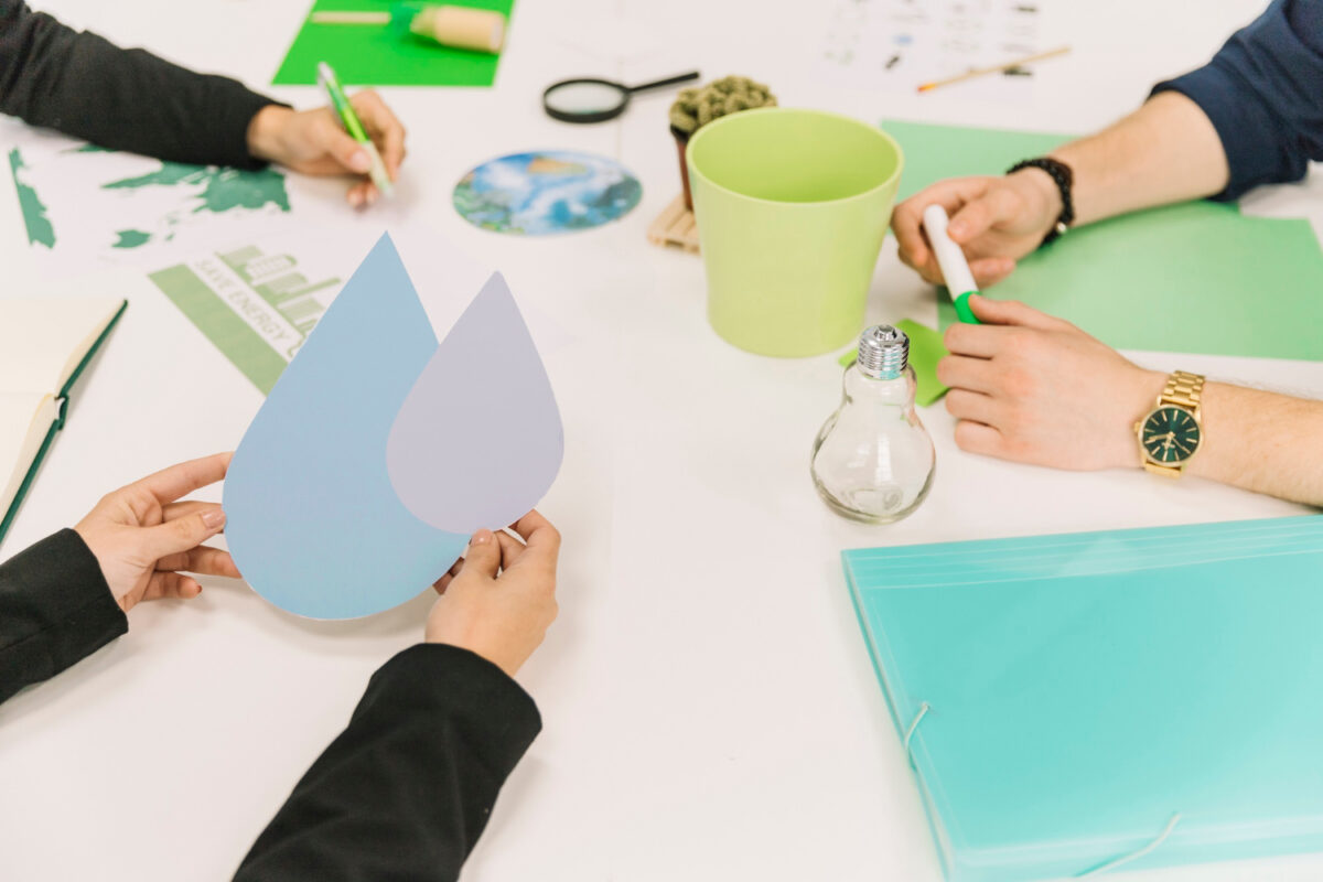 Gros plan sur des élèves étudiant l'environnement avec des outils ludiques.